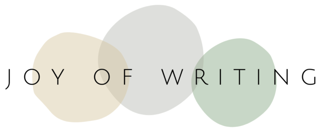 Das Bild zeigt das Logo der Website Joy of Writing. Es besteht aus dem Schriftzug Joy of Writing und drei transparenten Punkten im Hintergrund des Schriftzugs.